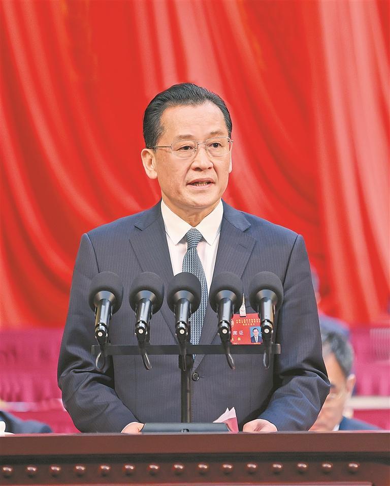 市政協主席王強代表政協徐州市第十六屆委員會常務委員會向大會作工作報告
