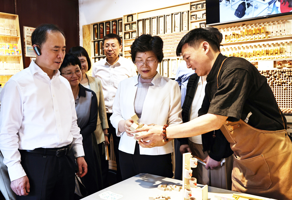 住蘇全國政協委員在徐州調研座談 張義珍參加 宋樂偉王強陪同