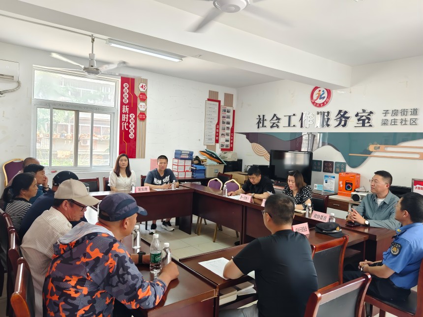 云龍區(qū)子房街道梁莊社區(qū)召開破損落水管維修協(xié)商議事會(huì)