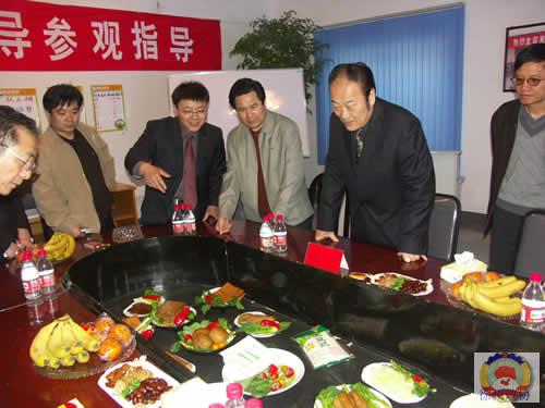 政協委員就我市豆制品生產情況進行視察