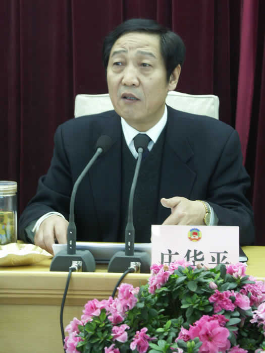 機(jī)關(guān)全體人員到泰山路衛(wèi)生保干區(qū)進(jìn)行衛(wèi)生掃除