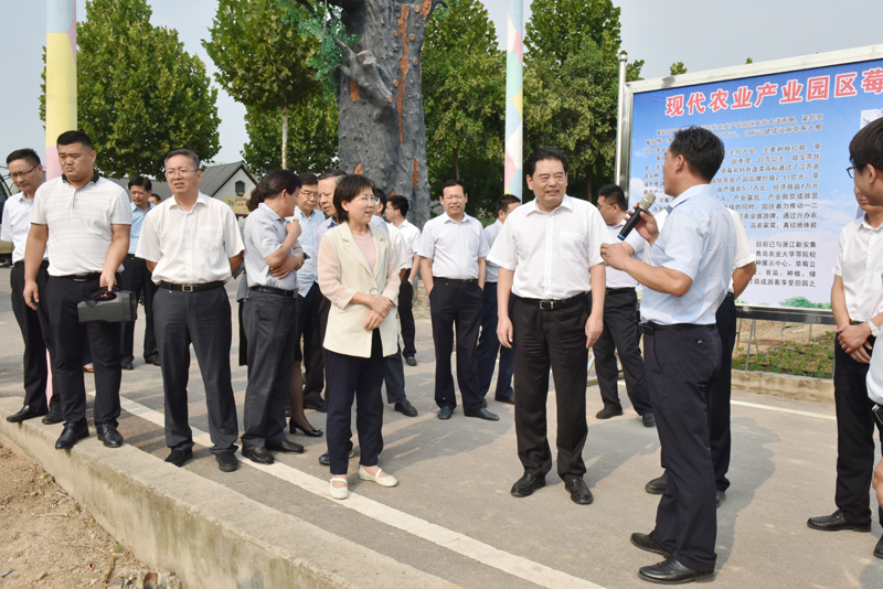 市政協(xié)十五屆二十九次主席會議專題視察全市脫貧攻堅工作