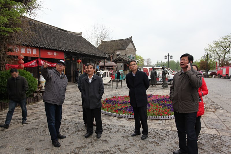 全國政協(xié)文史和學習委員會原副主任卞晉平來新考察窯灣古鎮(zhèn)