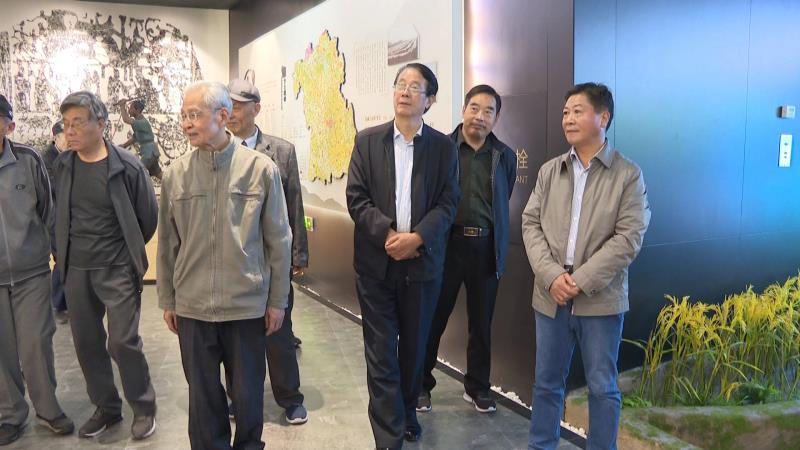 睢寧縣政協(xié)組織退休老黨員老干部看發(fā)展