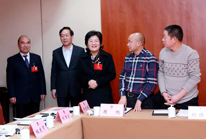 銅山區(qū)委書記龔維芳看望政協(xié)委員、參加分組討論