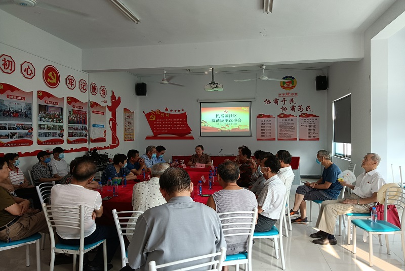 云龍：節前清理小菜園 靚麗過節遂民愿