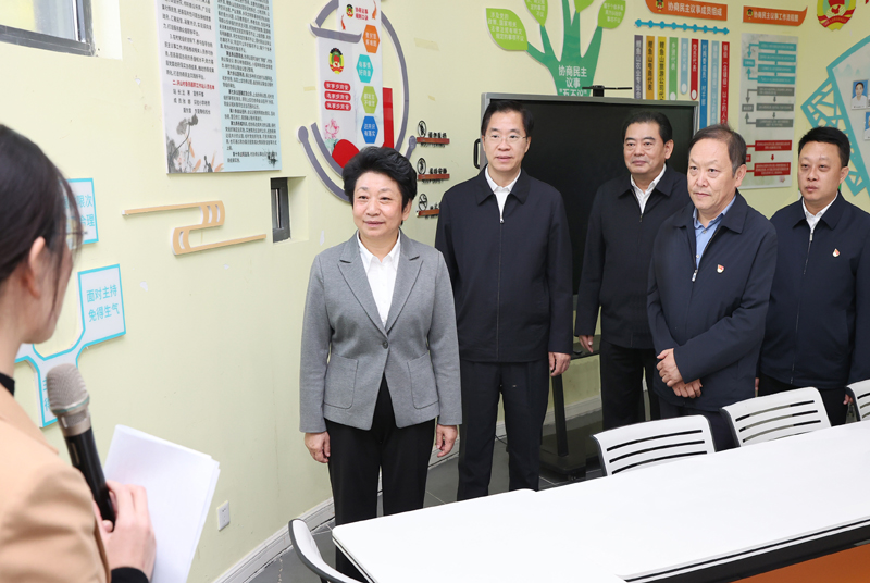 省政協(xié)主席黃莉新率部分省政協(xié)委員來徐調(diào)研 莊兆林王安順陪同