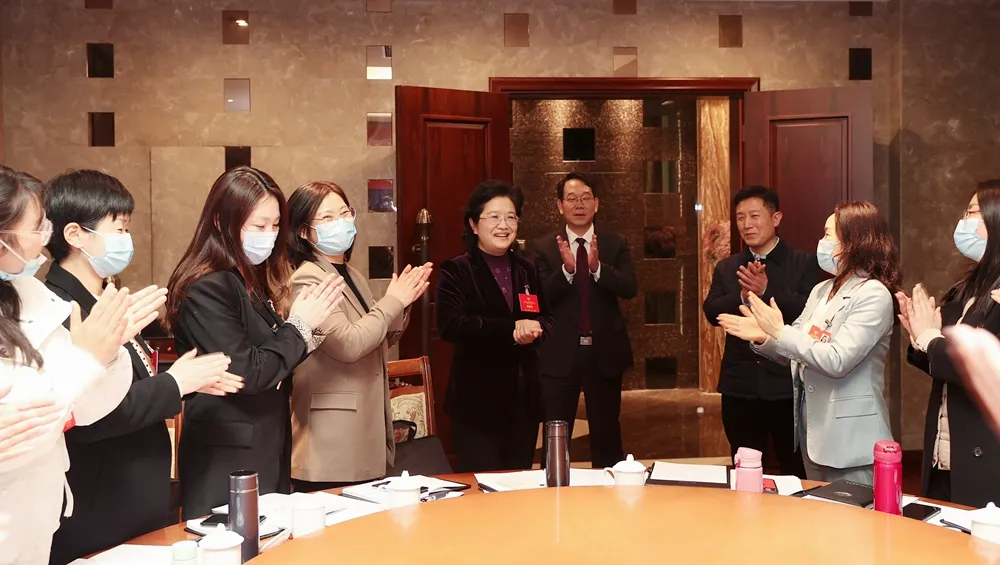 銅山區(qū)委書記龔維芳、區(qū)長高建民看望政協(xié)委員