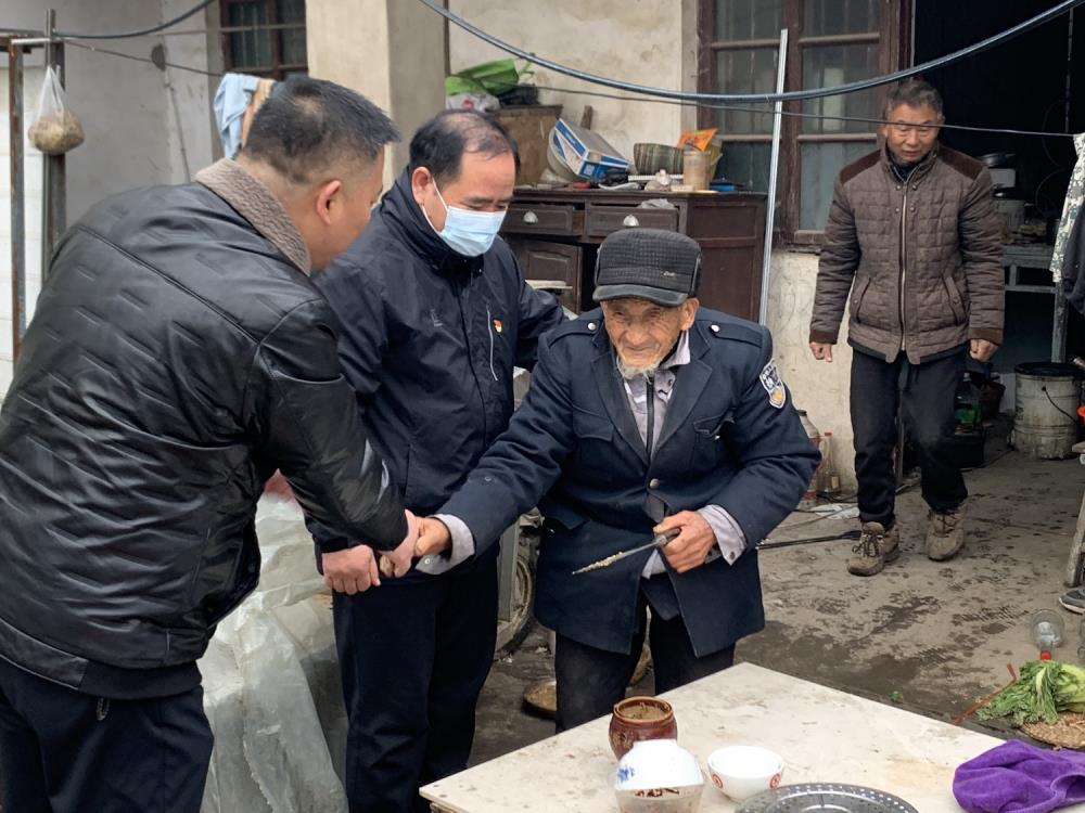 邳州市政協(xié)機(jī)關(guān)開展新春走訪慰問貧困戶活動