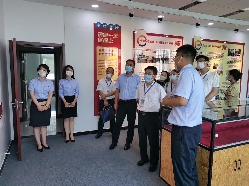 賈汪區(qū)政協(xié)視察徐州農(nóng)商銀行“最美廳堂”創(chuàng)建情況