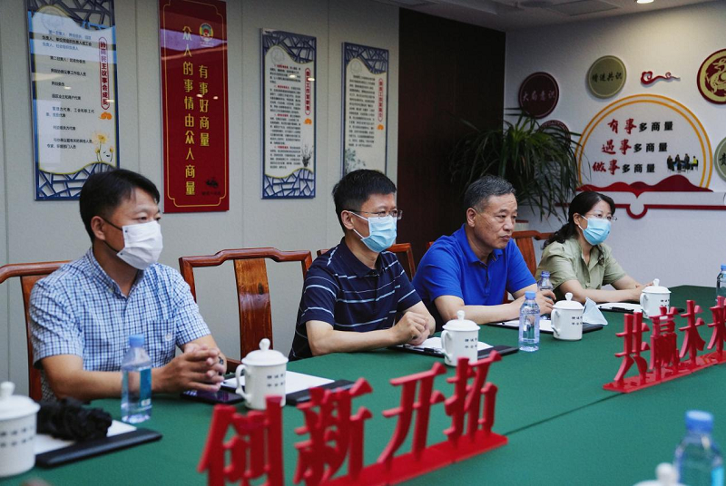云龍區(qū)政協(xié)到經(jīng)濟(jì)界協(xié)商議事室調(diào)研