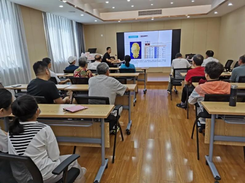 云龍區政協委員走進社區開設書法公益講座