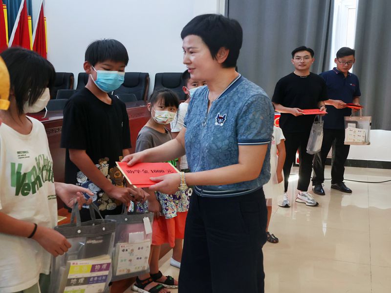 同心助學　筑夢未來——泉山區政協委員彰顯“擔當獻愛心，精準幫扶助學”紀實