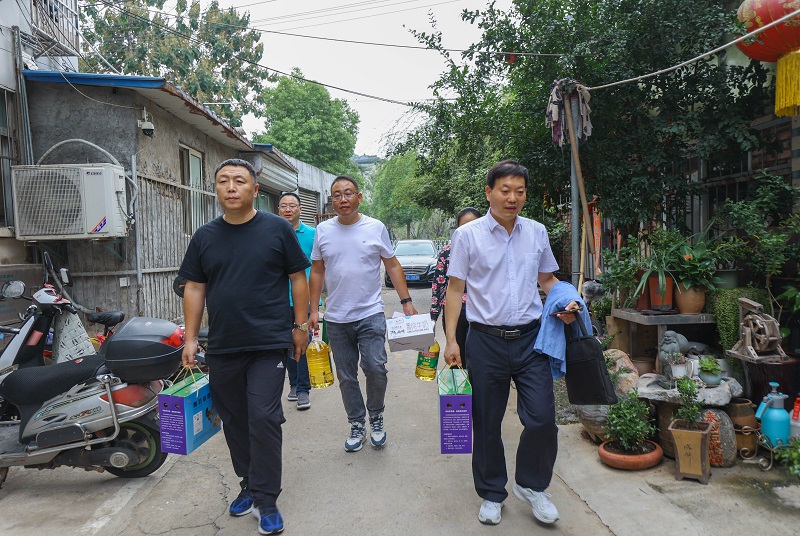 云龍區政協經濟界開展中秋佳節送溫暖暨“委員聯系界別群眾”活動