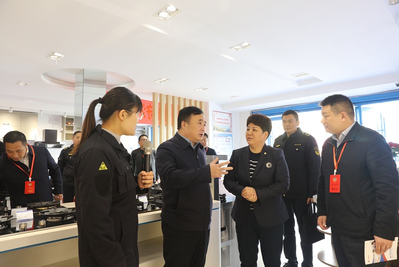 邳州市政協(xié)委員視察市水電氣領(lǐng)域?qū)ｍ椪喂ぷ?></dt>
                <dd>
                    <h3>邳州市政協(xié)委員視察市水電氣領(lǐng)域?qū)ｍ椪喂ぷ?/h3>
                    <p>
                                        　　根據(jù)省委巡視反饋意見整改方案要求，11月24日，邳州市政協(xié)主席孫強、副主席石詠強帶領(lǐng)部分政協(xié)委員視察邳州市水電氣領(lǐng)域規(guī)范整治提升情況。　　視察組一行先后來到邳州水務(wù)營業(yè)廳、邳州供電建設(shè)路營業(yè)廳和邳州中燃珠江路營業(yè)廳等處，對企業(yè)價格管理、惠民舉措、價格信息公開等政策執(zhí)行情況進(jìn)行實地調(diào)研，并召開座談會。　　座談會上，邳州市市場監(jiān)管局、經(jīng)發(fā)局、住建局等單位主要負(fù)責(zé)人分別作了工作匯報，介紹了我市水電氣領(lǐng)域發(fā)展情況，以及各自在規(guī)范指導(dǎo)和執(zhí)法監(jiān)管上取得的成效。邳州市水務(wù)、供電和中燃三家公司分別匯報了企業(yè)運營狀況，以及在合規(guī)經(jīng)營、規(guī)范創(chuàng)建、優(yōu)化營商環(huán)境等方面的經(jīng)驗做法。部分委員代表圍繞參觀感受進(jìn)行了交流發(fā)...

                    </p>
                    <span id=
