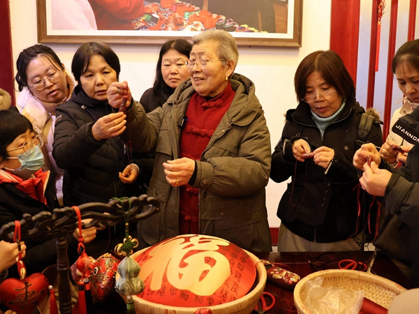 農工黨徐州市委會開展“巧手繡香包 喜迎婦女節”活動