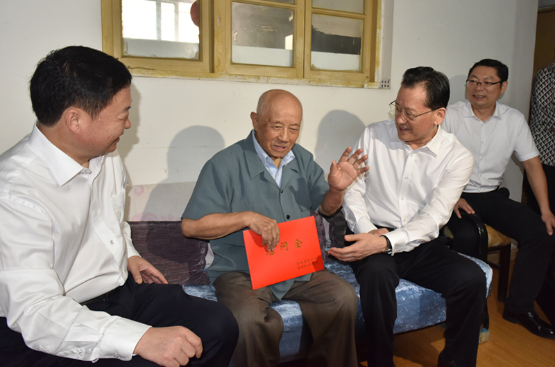 王強主席國慶走訪慰問照片333.jpg