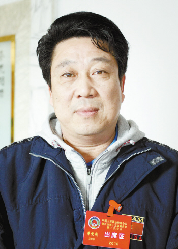加快體育社會化產業化進程
