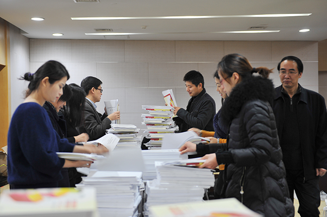 大會秘書組工作人員進行會前籌備