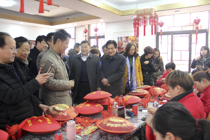 為創業者點贊 ——賈汪政協委員為香包事業發展建言獻策