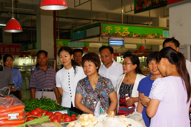 市政協副主席陳萍帶領政協委員開展食品安全民主監督活動
